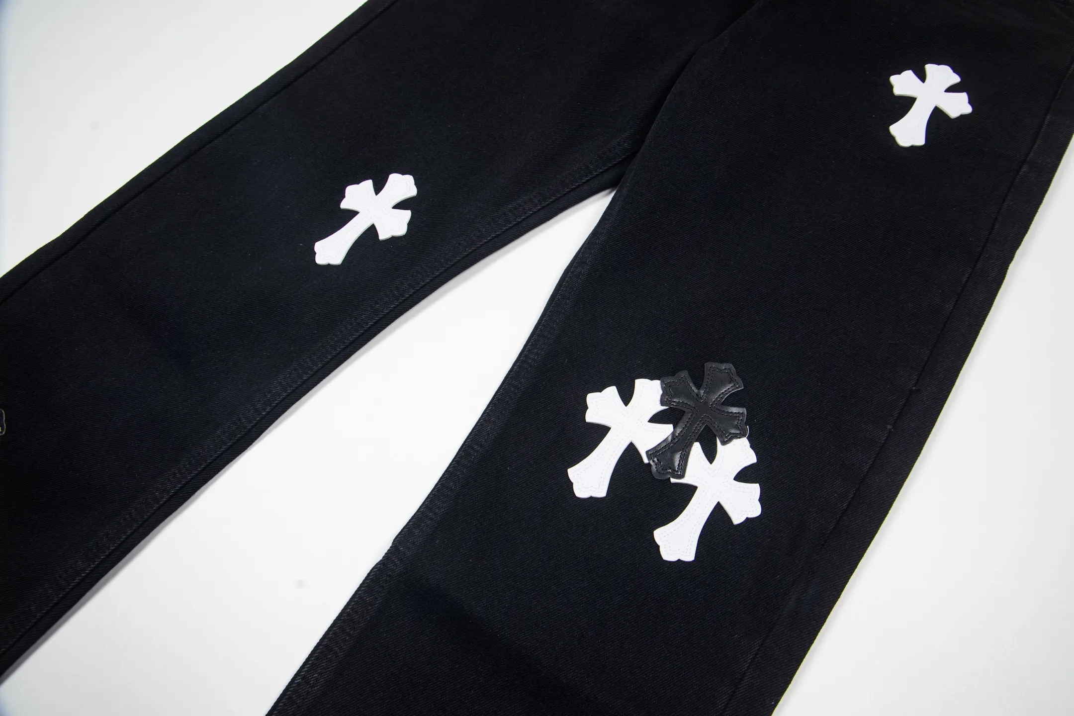 P260 Chrome Hearts Black Pants Sanskrit Black and White Patch Leather Jeans CH jeans need to be washed and then disassembled and hand-stitched with sheepskin cross leather and then spliced ​​together to complete. The whole piece has too many craftsmanship to explain, patchwork cross pattern embellishment, high-waisted washed jeans! ! Absolutely high-end luxury products, god-level single products and super popular products, made with top heavy industry, a must-see magic weapon. Customized hardware. The fabric is thick and soft after washing. It has good breathability. Customized small leather label. Unique design. The details are simple and elegant, and the workmanship is exquisite. The entire trousers are neatly routed and the details are in place! It’s so cool that both men and women can easily control the genderless trend! Style number: 1875# Color: black Size: 28 30 32 34